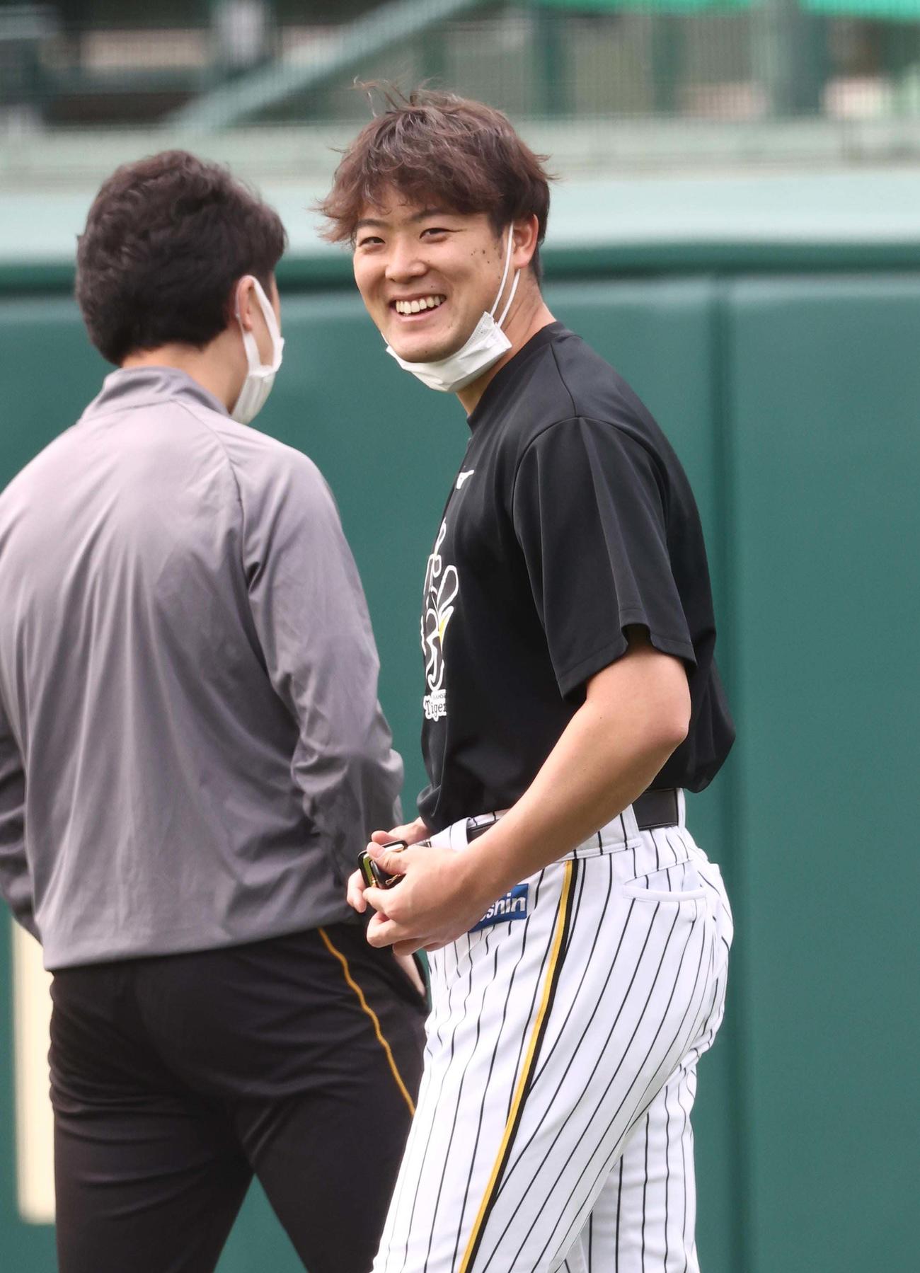 投手指名練習に参加し笑顔を見せる斎藤（撮影・上田博志）