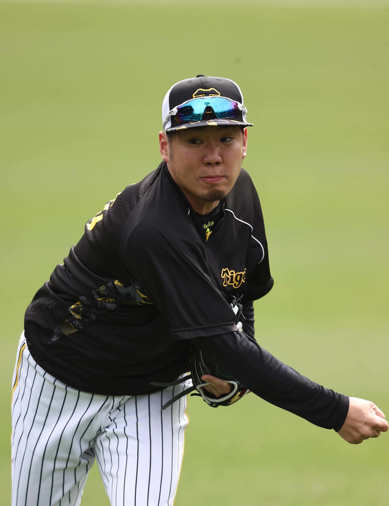 西勇はキャッチボールをして調整する（撮影・上田博志）