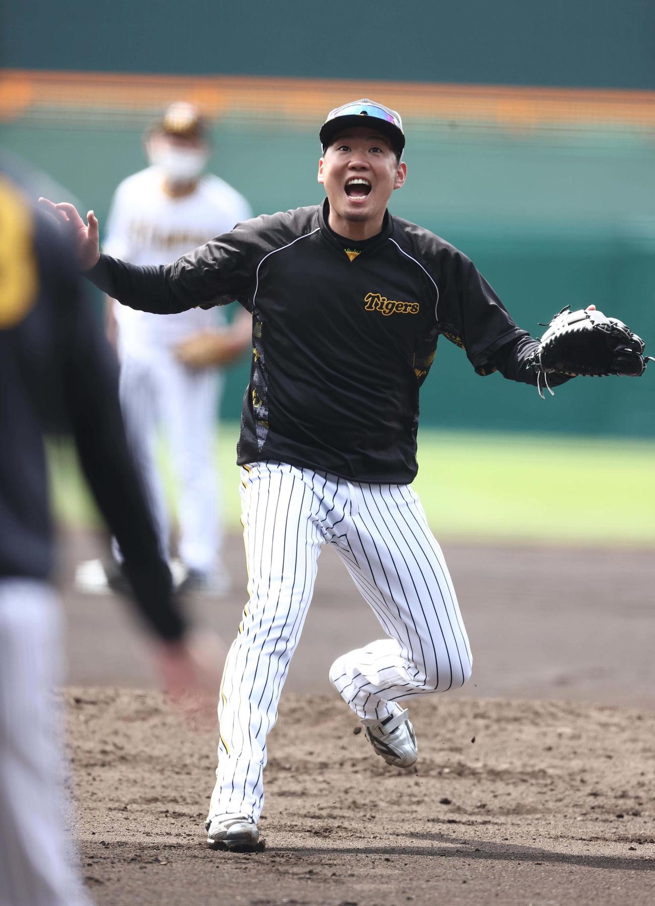 投内連係プレーの練習をする西勇（撮影・上田博志）