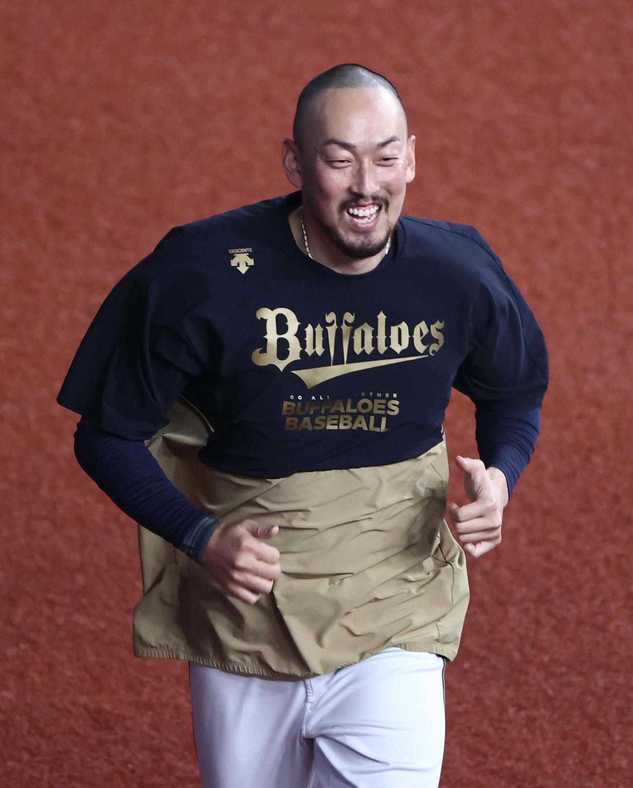 オリックス対ソフトバンク　笑顔を見せながらランニングする平野佳（撮影・上田博志）