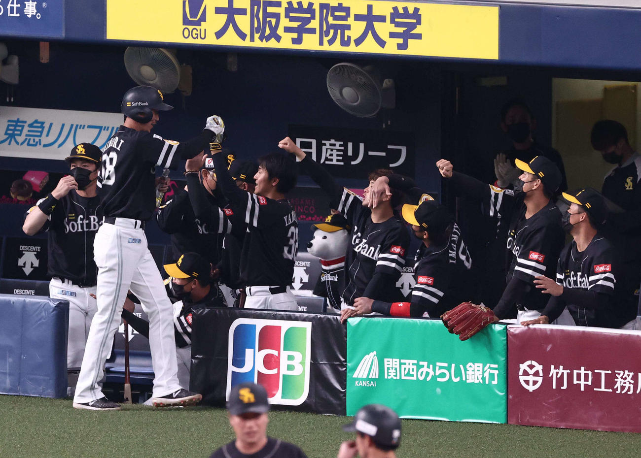 オリックス対ソフトバンク　6回表ソフトバンク1死一、三塁、ソフトバンクナインは中村晃の遊ゴロの間に生還した三森をベンチで出迎える（撮影・上田博志）