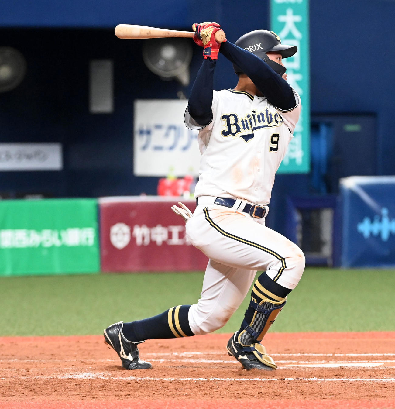 オリックス対ソフトバンク　8回裏オリックス1死、野口は左前打を放つ（撮影・前岡正明）