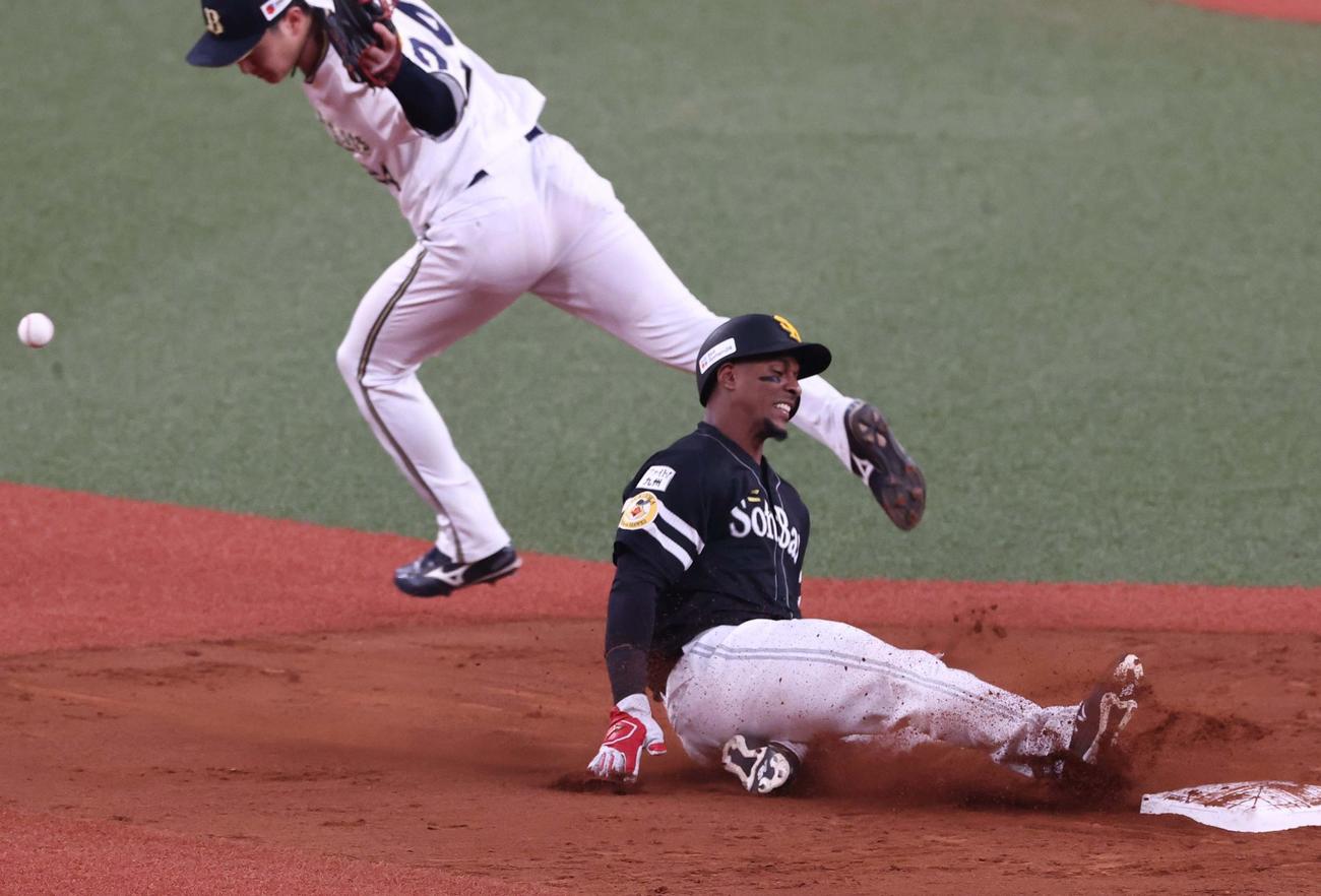 オリックス対ソフトバンク　9回表ソフトバンク無死一塁、グラシアルは二盗に成功する（撮影・上田博志）