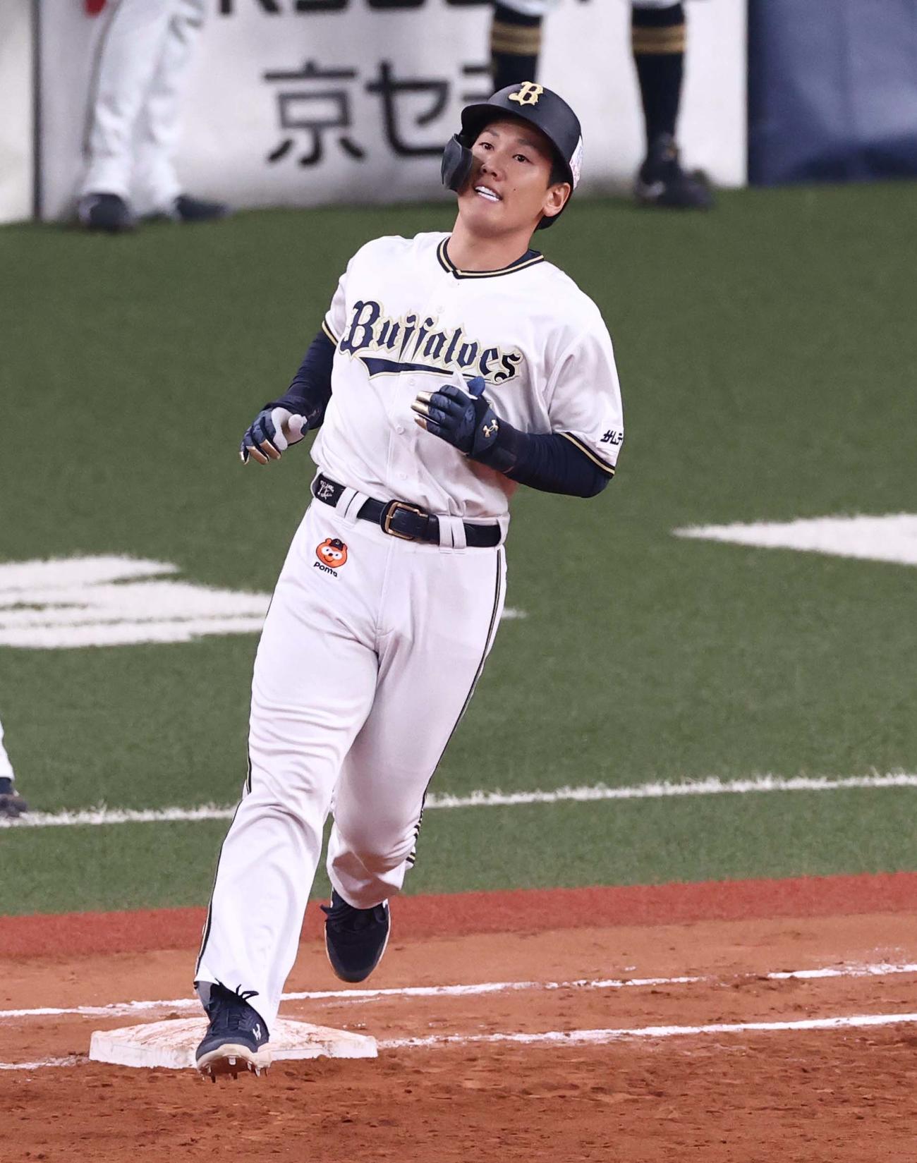 オリックス対ソフトバンク　8回裏2死一塁、中飛に倒れる吉田正（撮影・上田博志）
