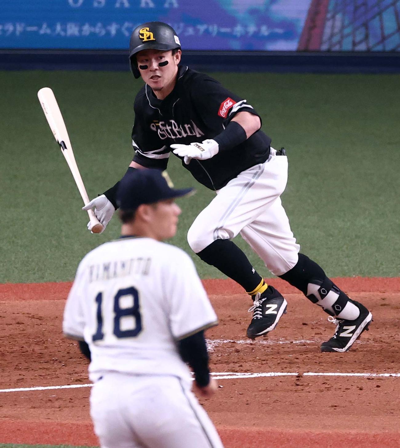 オリックス対ソフトバンク　4回表ソフトバンク1死、左前安打を放つ牧原大（撮影・上田博志）