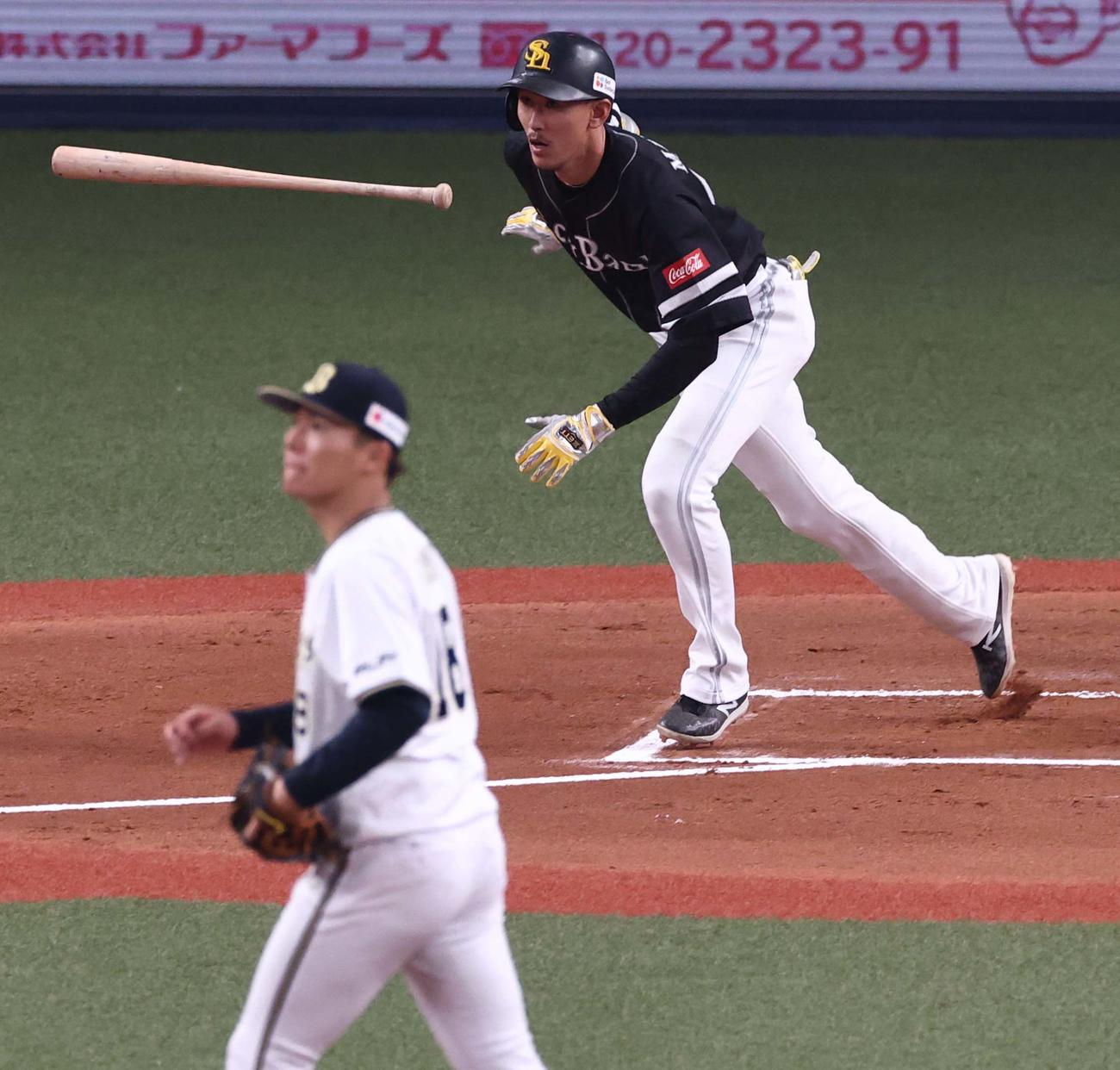 オリックス対ソフトバンク　6回表ソフトバンク1死、三森は右前安打を放つ（撮影・上田博志）