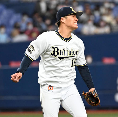 オリックス対ソフトバンク　8回表ソフトバンク1死、牧原大の二塁への打球に厳しい表情を見せる山本（撮影・前岡正明）