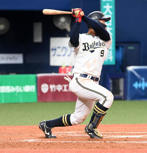 オリックス対ソフトバンク　8回裏オリックス1死、野口は左前打を放つ（撮影・前岡正明）