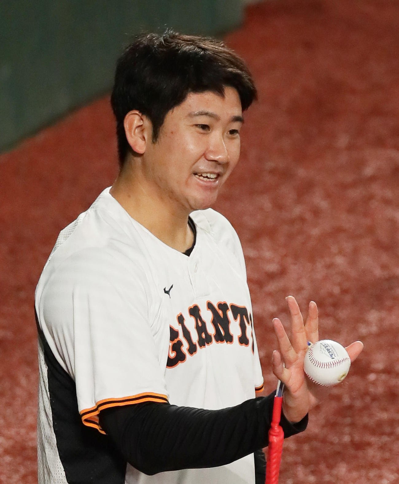 特殊なボールを使い練習する巨人菅野（撮影・足立雅史）