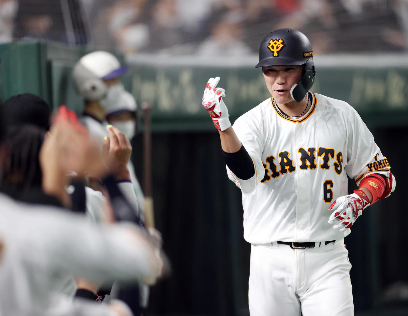 巨人対広島　3回裏巨人無死、先制ソロ本塁打を放ち、ベンチでチームメートにポーズを決める巨人坂本（撮影・狩俣裕三）