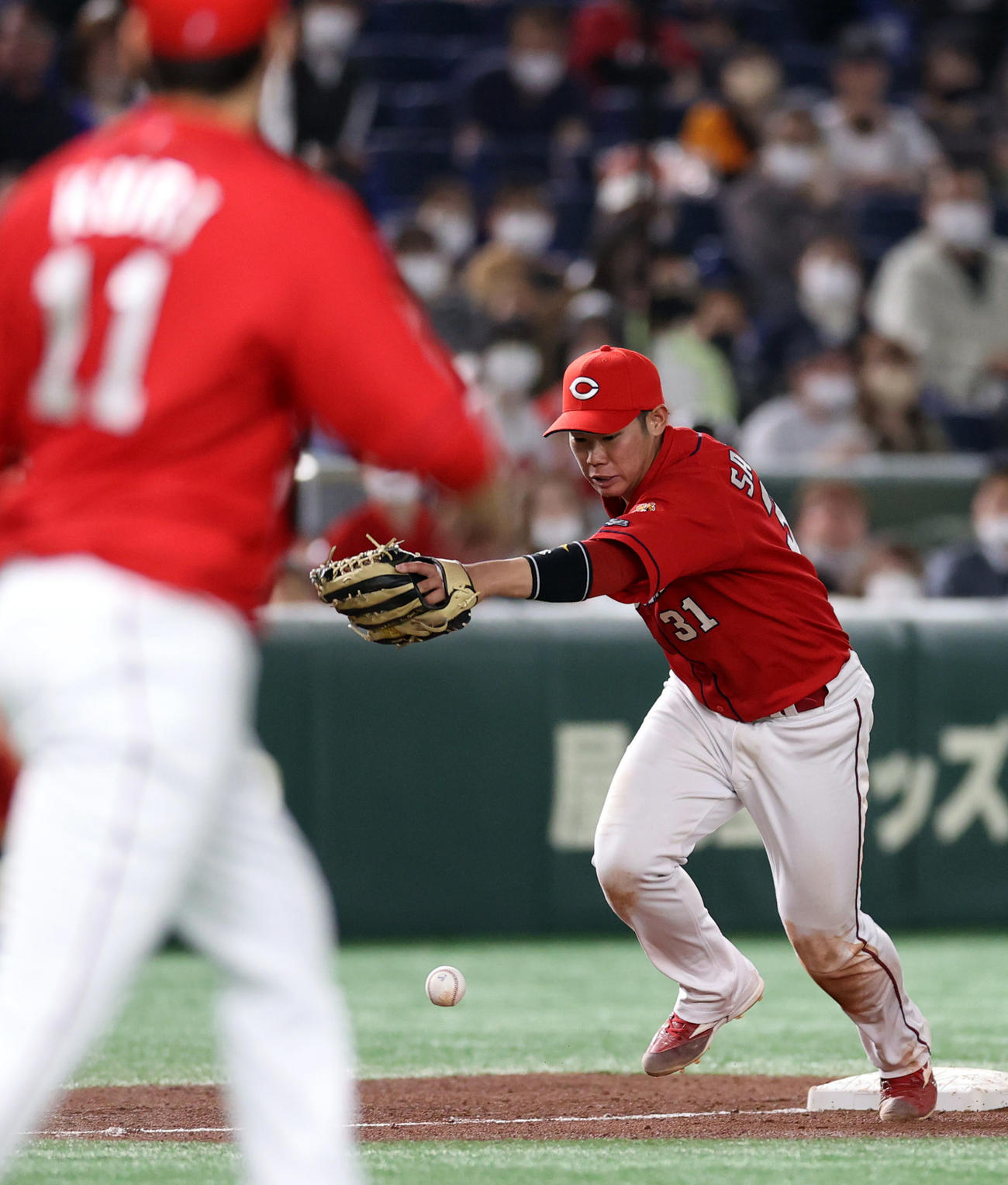 巨人対広島　5回裏巨人1死一、二塁、巨人ウォーカーの打球をファンブルする広島坂倉（撮影・狩俣裕三）