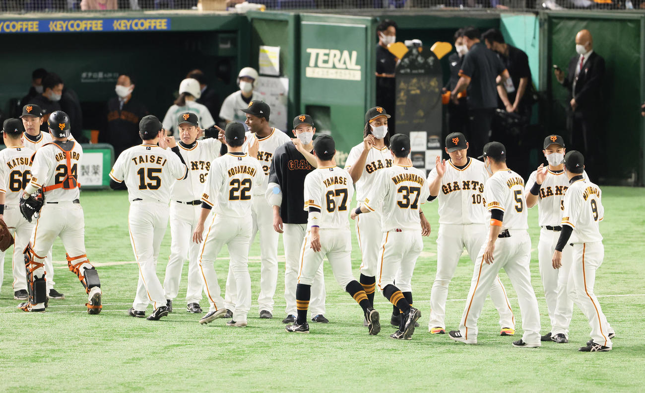 巨人対広島　10セーブ目を挙げた大勢（背番号15）らをタッチで迎える原監督（左から5人目）（撮影・足立雅史）