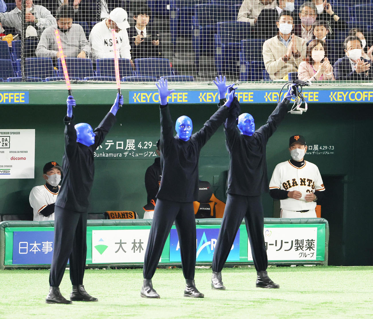 巨人対広島始球式に登場したブルーマン（手前）を笑顔で見つめる巨人原監督（右）と阿部コーチ（撮影・足立雅史）