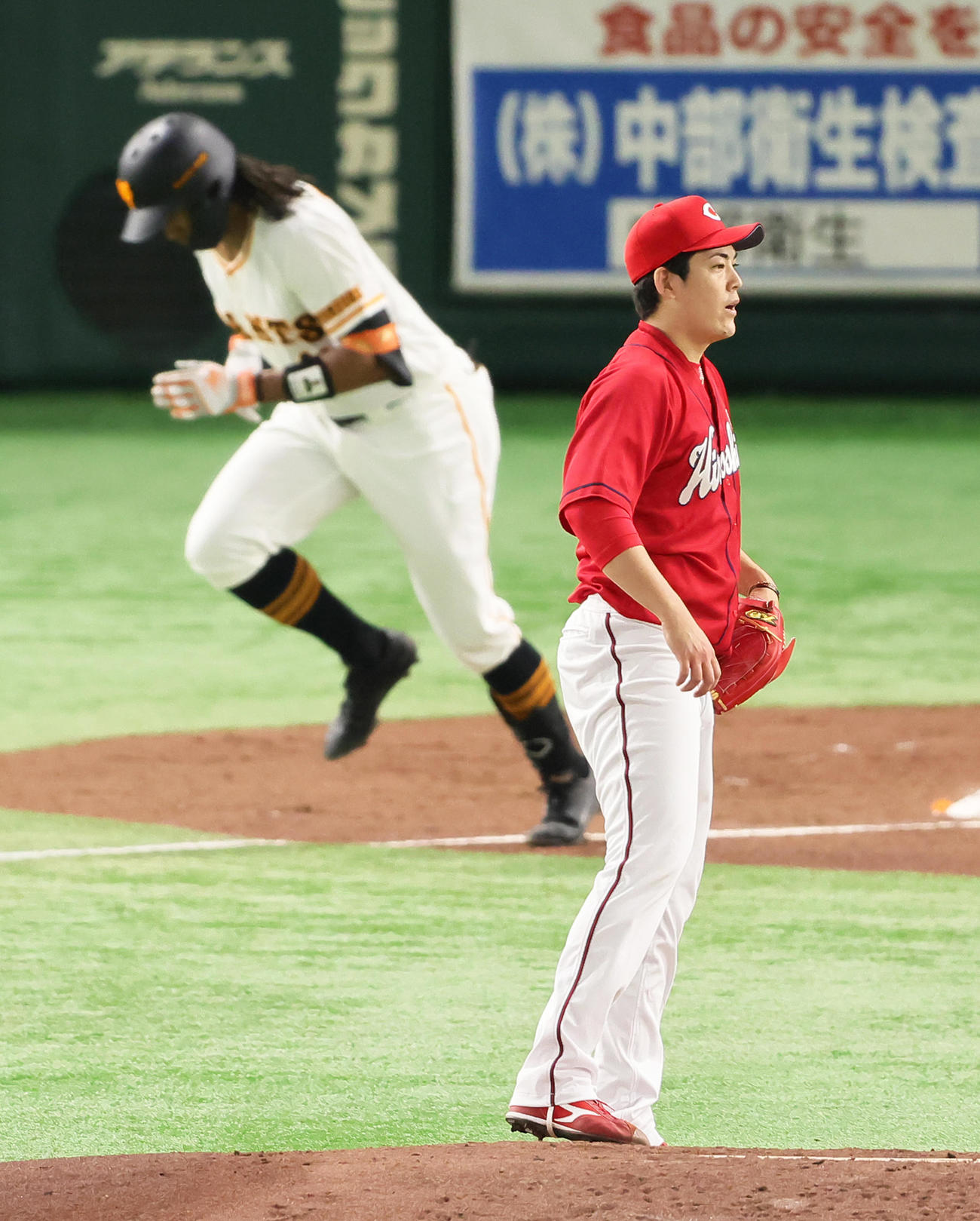 巨人対広島　1回裏巨人2死満塁、ウォーカー（後方）を三ゴロに仕留める九里（撮影・足立雅史）