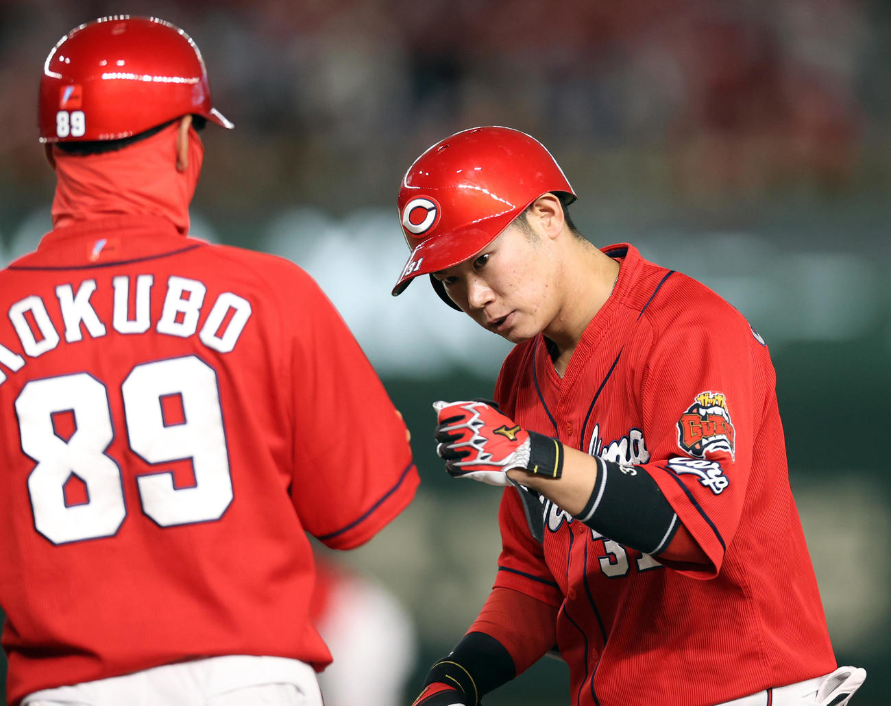 巨人対広島　2回表広島無死一塁、中前打を放つ広島坂倉（右）（撮影・狩俣裕三）