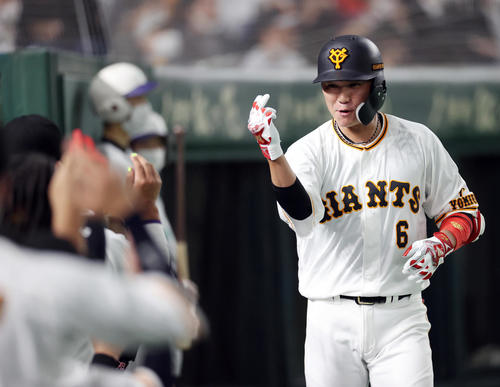 巨人対広島　3回裏巨人無死、先制ソロ本塁打を放ち、ベンチでチームメートにポーズを決める巨人坂本（撮影・狩俣裕三）