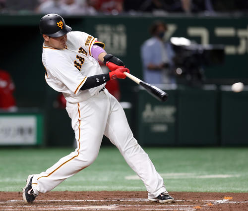 巨人対広島　5回裏巨人無死一、三塁、適時打を放つ巨人岡本和（撮影・狩俣裕三）