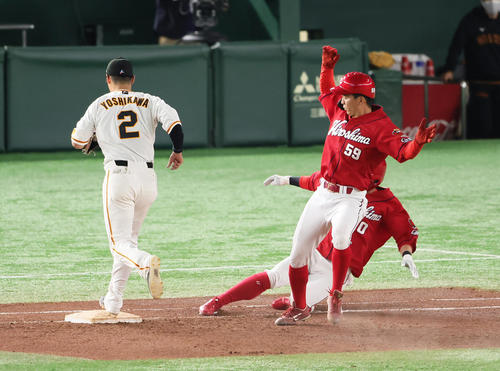 巨人対広島　7回表広島1死一、三塁、上本（後方右）の打球に好守備を見せ二併殺打とする吉川（撮影・足立雅史）