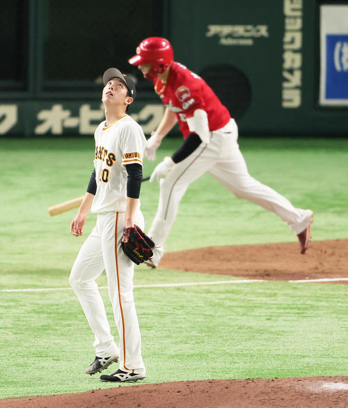 巨人対広島　8回表広島2死一塁、マクブルーム（後方）を遊飛に仕留めた戸郷（撮影・足立雅史）