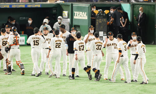 巨人対広島　10セーブ目を挙げた大勢（背番号15）らをタッチで迎える原監督（左から5人目）（撮影・足立雅史）