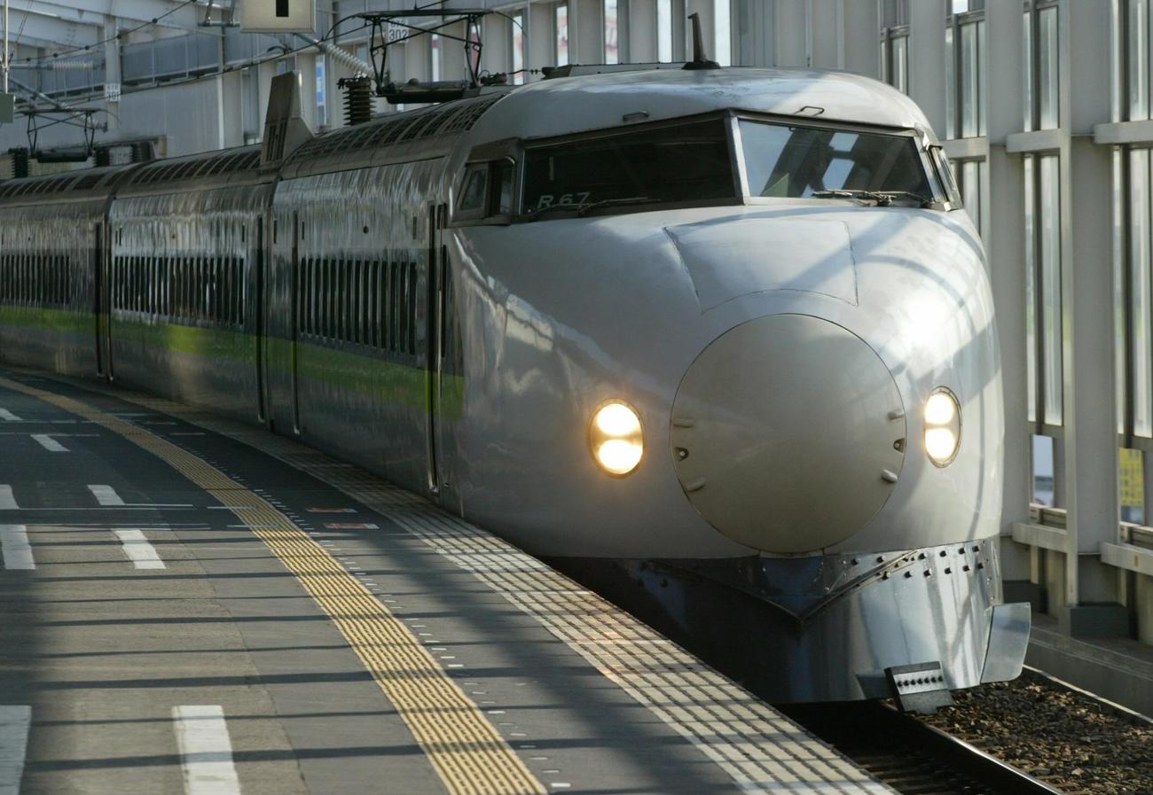 岡山駅に到着する新幹線0系、山陽新幹線でも開業当初から活躍していた