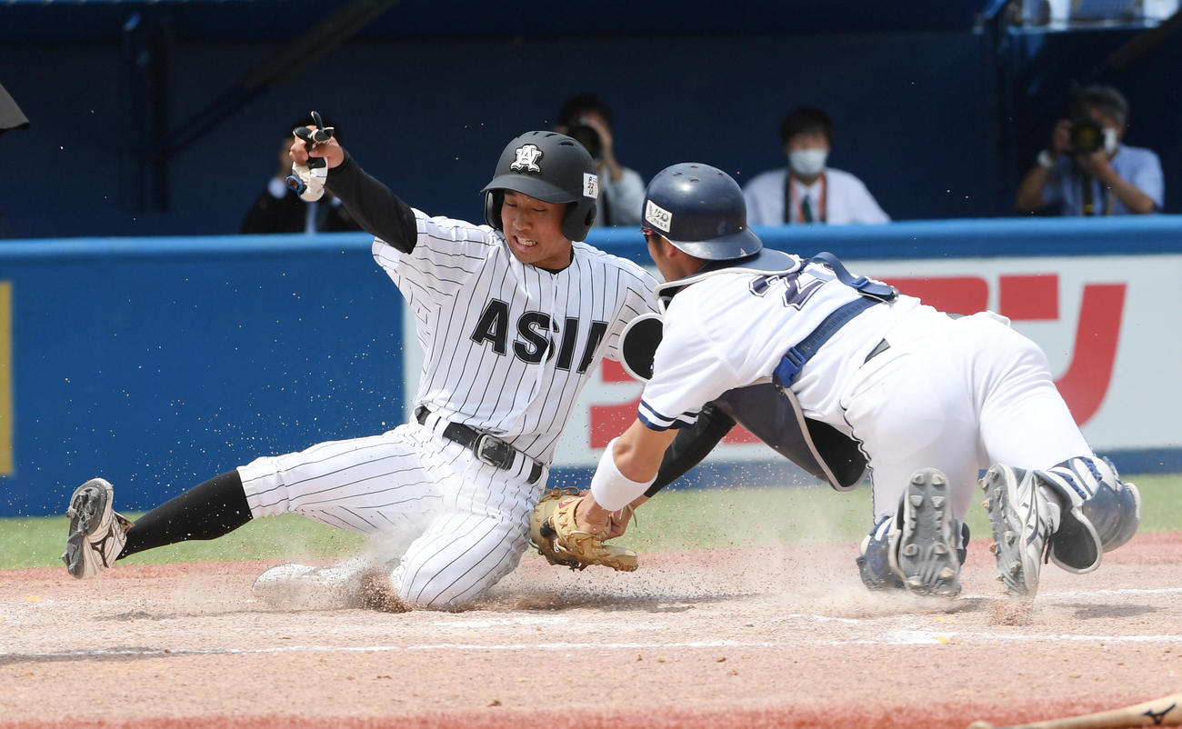 亜大対中大　タイブレーク10回表1死二、三塁、西脇の二塁ゴロで三塁走者田中幹が生還。捕手山田（撮影・柴田隆二）