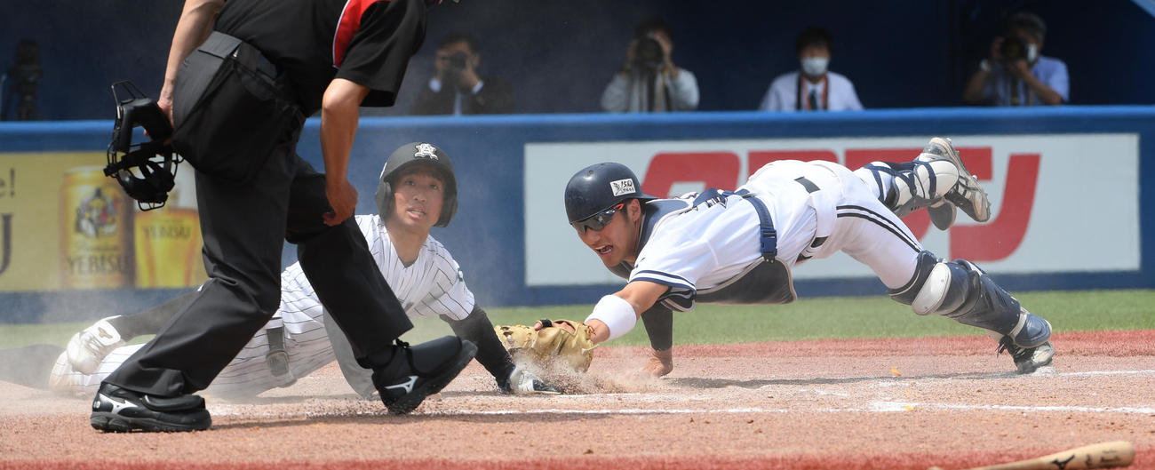 亜大対中大　タイブレーク10回表1死二、三塁、西脇の二塁ゴロで三塁走者田中幹が生還。捕手山田（撮影・柴田隆二）