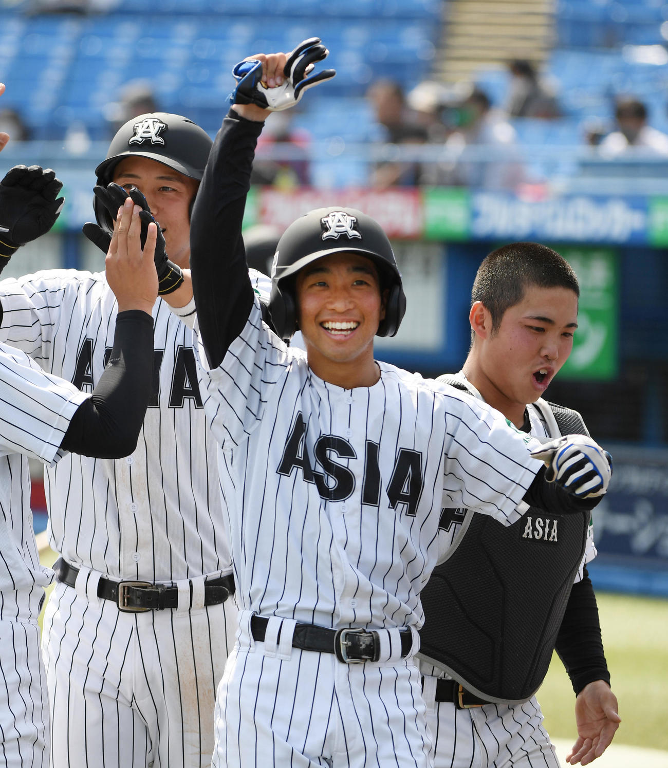亜大対中大　3回表亜大1死三塁、山下の中犠飛で生還した三塁走者田中幹（中央）は笑顔を見せる（撮影・柴田隆二）