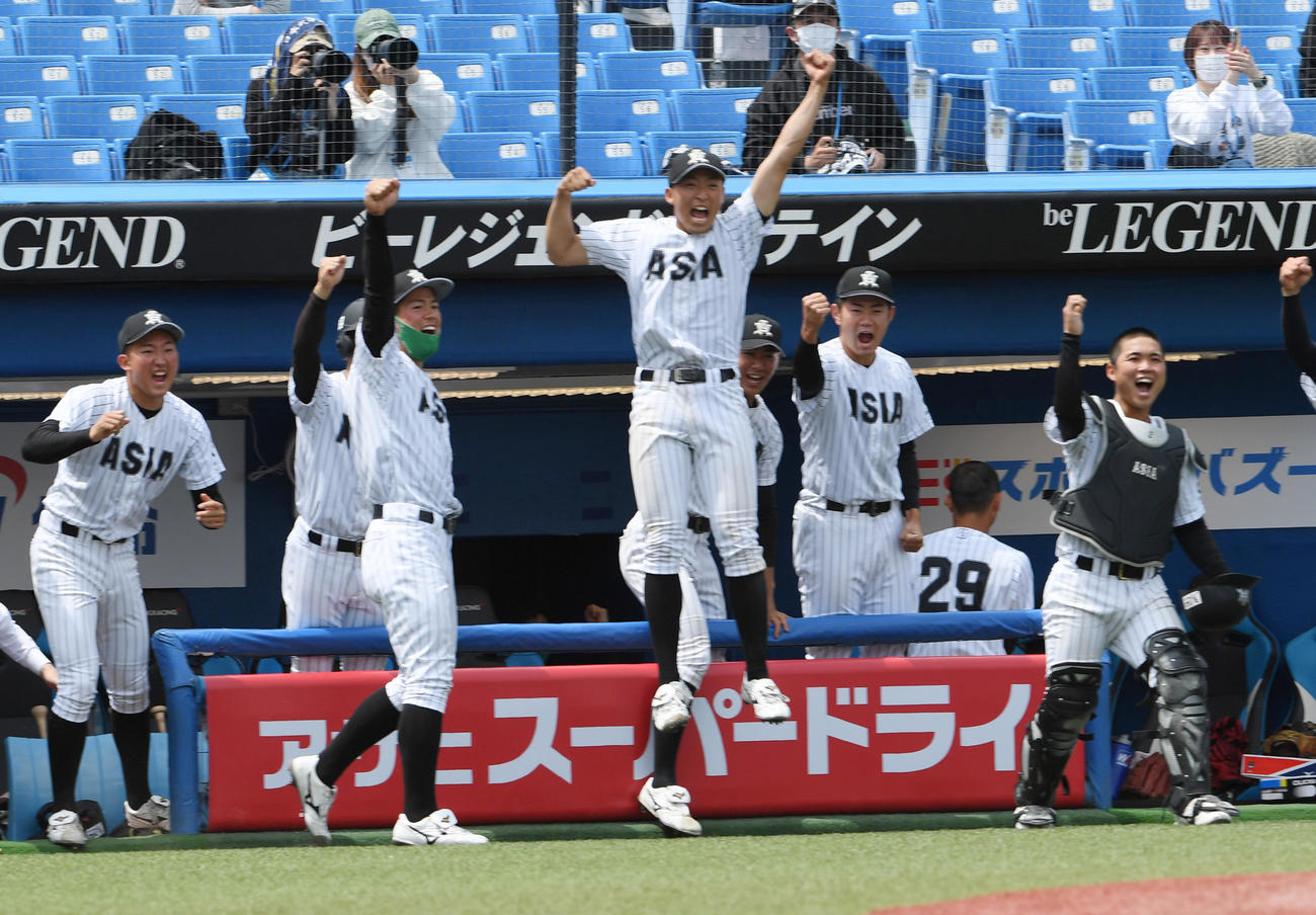 亜大対中大　タイブレーク10回表1死二、三塁、西脇の二塁ゴロで三塁走者田中幹が生還し喜ぶ亜大ナイン（撮影・柴田隆二）