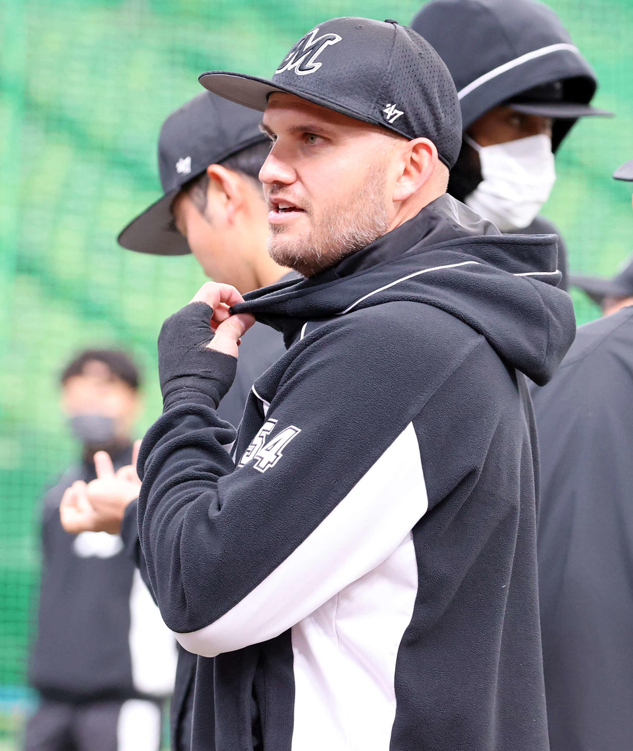 西武対ロッテ　試合前練習に、左手にサポーターをして現れたロッテのレアード（撮影・浅見桂子）