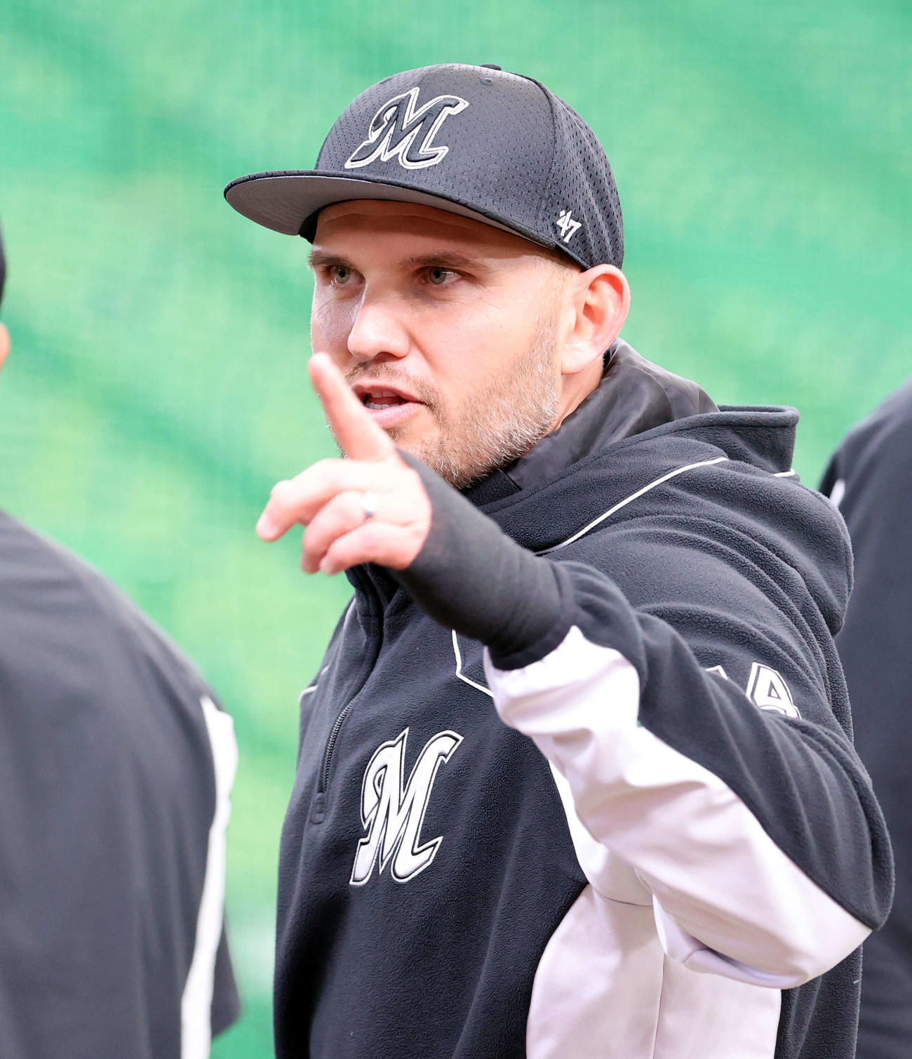 西武対ロッテ　試合前練習に、左手にサポーターをして現れたロッテのレアード（撮影・浅見桂子）