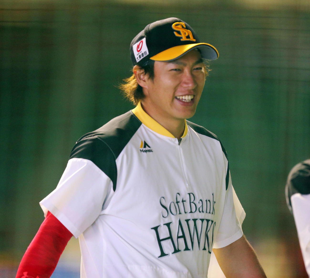 練習中に笑顔を見せる柳田（撮影・屋方直哉）