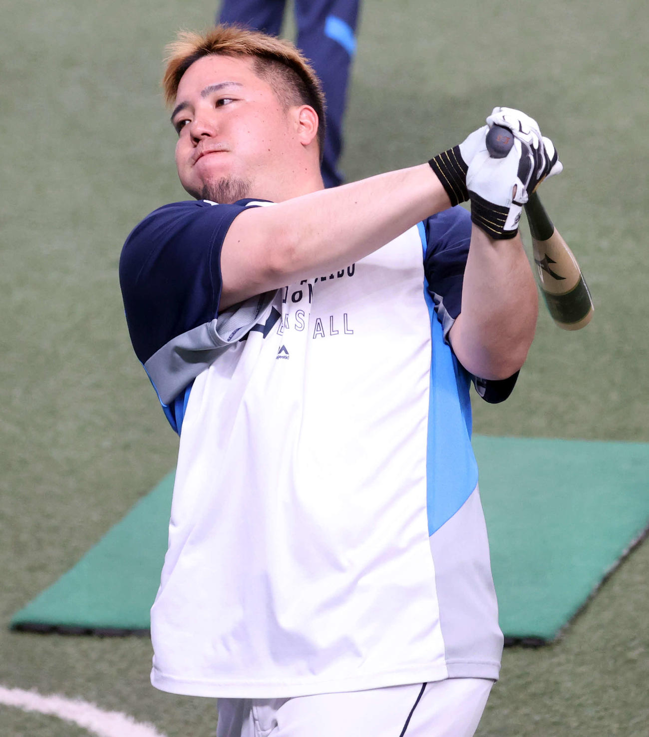 西武対ロッテ　1軍合流した西武山川は、真剣な表情でティー打撃する（撮影・浅見桂子）