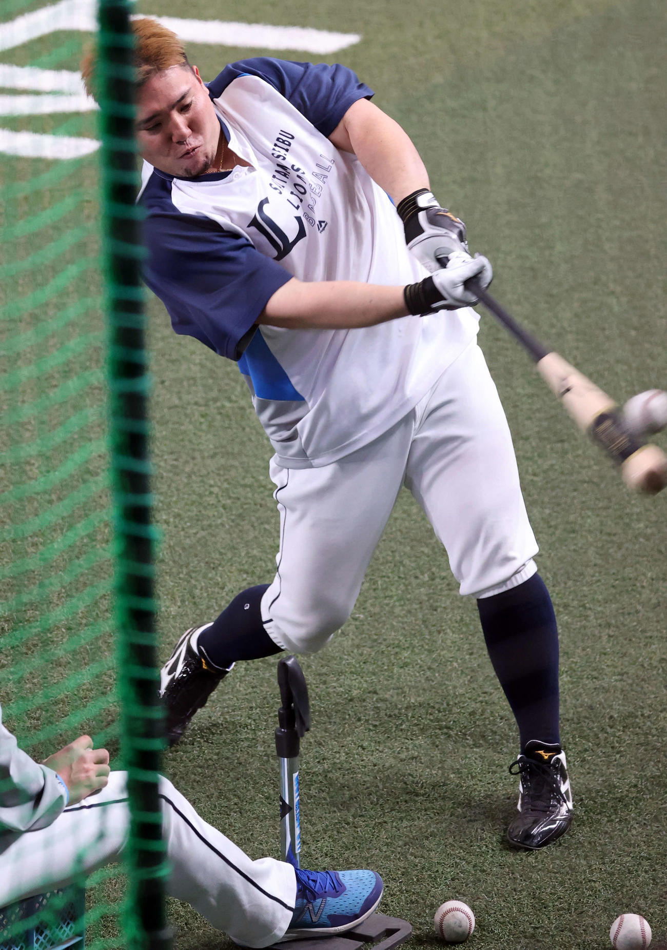 西武対ロッテ　1軍合流した西武山川は、真剣な表情でティー打撃する（撮影・浅見桂子）