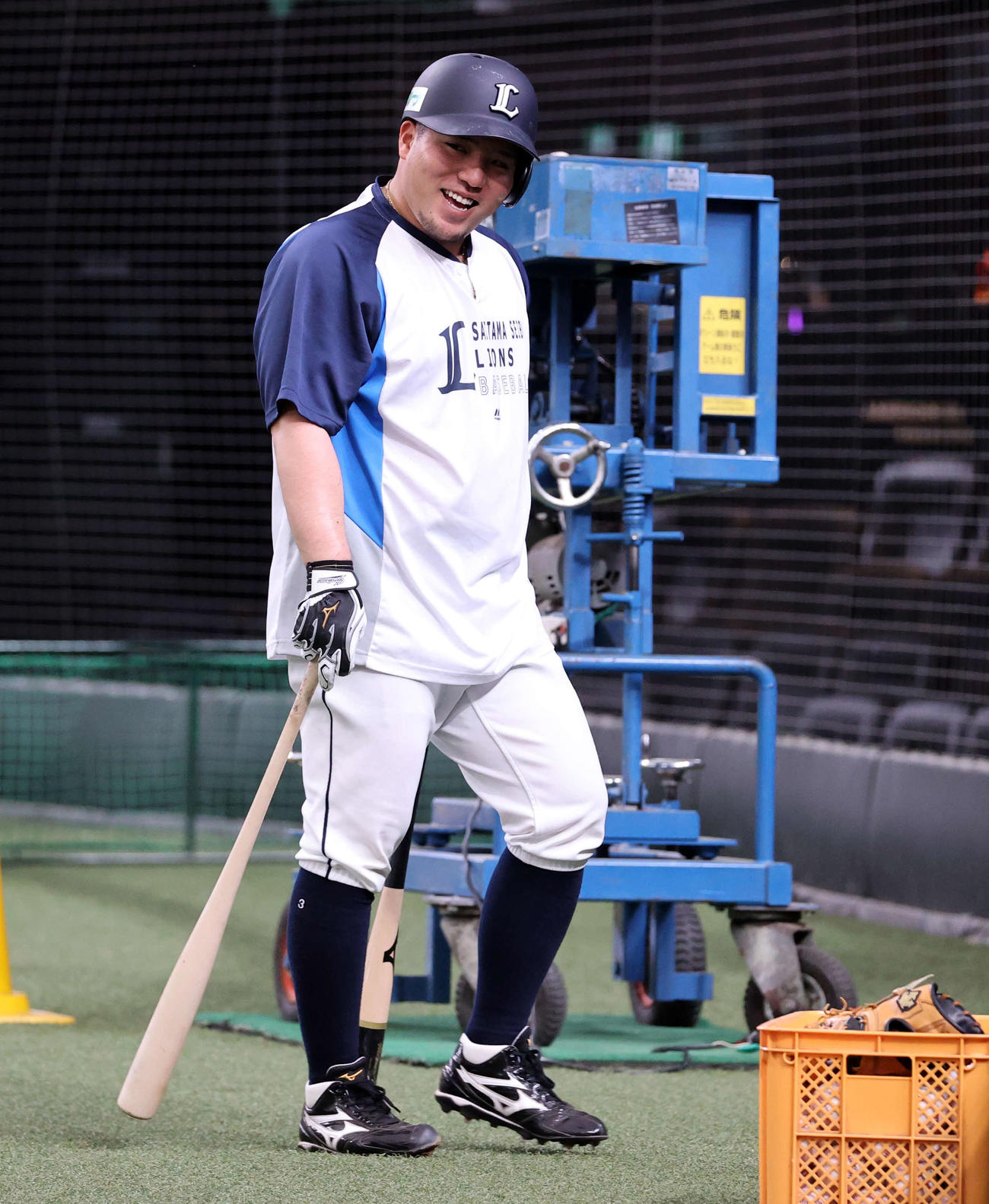 西武対ロッテ　1軍合流した西武山川は、フリー打撃を終えて笑みを浮かべ引き揚げる（撮影・浅見桂子）