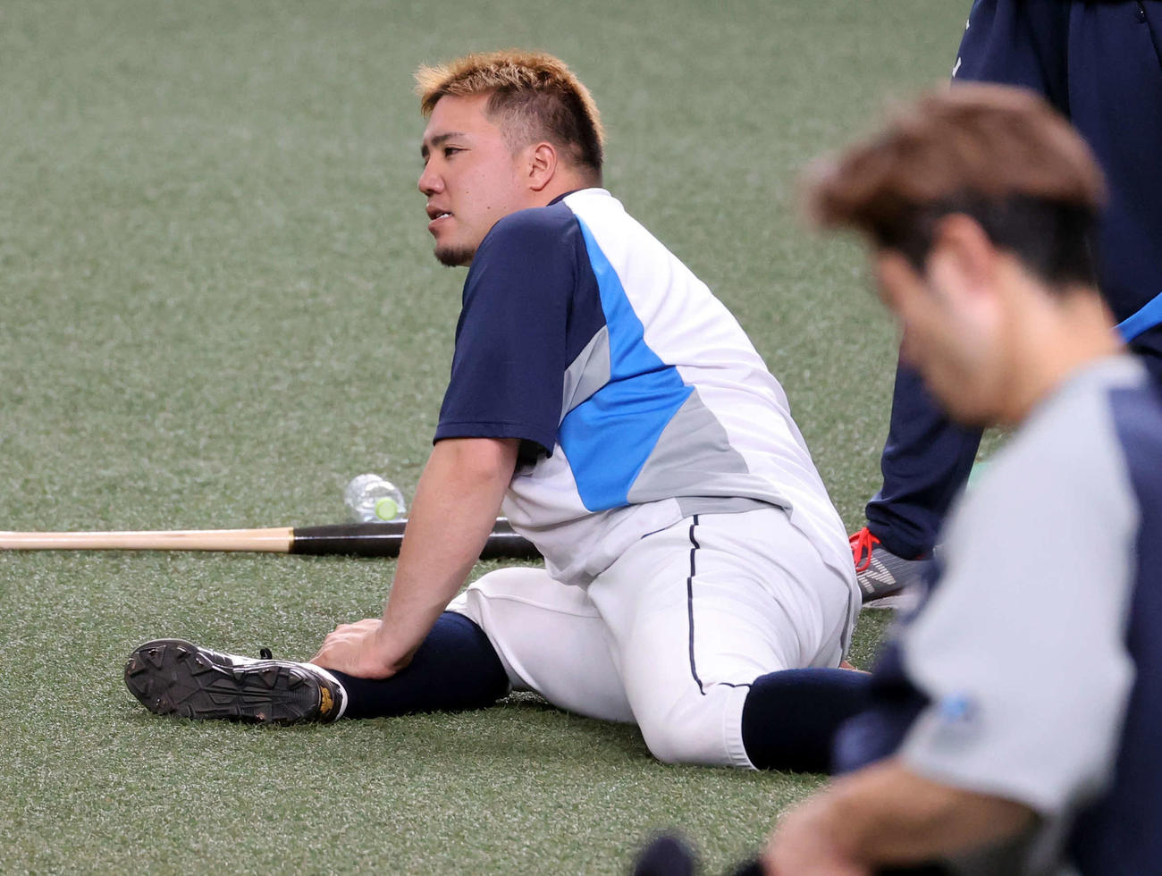 西武対ロッテ　1軍合流した西武山川は、入念に右足をストレッチ（撮影・浅見桂子）