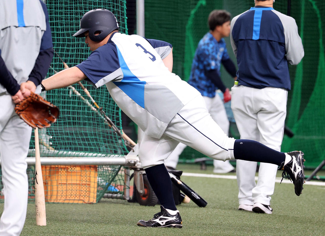 西武対ロッテ　1軍合流した西武山川は、入念に右足をストレッチ（撮影・浅見桂子）
