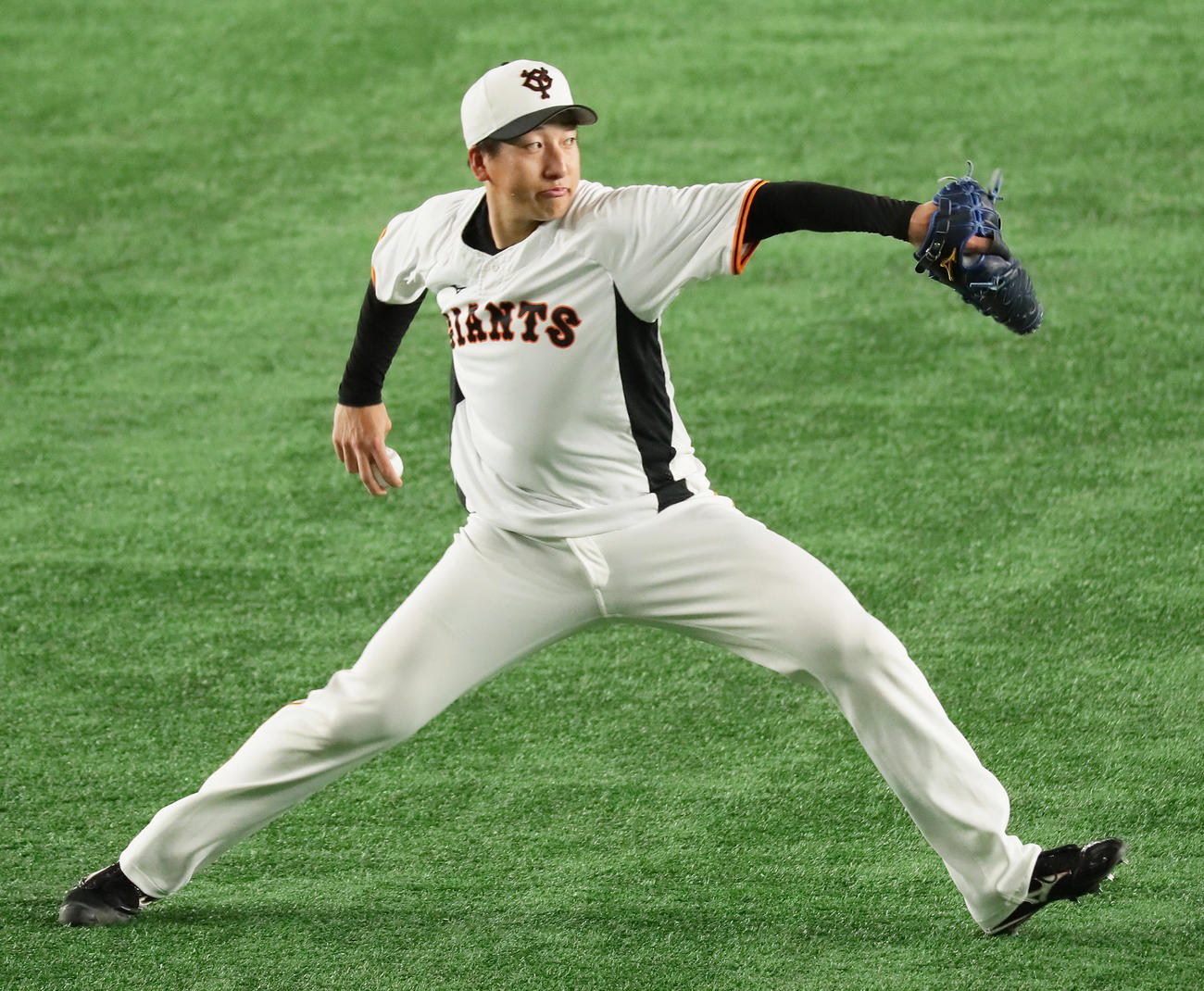 キャッチボールで調整する巨人大勢（撮影・足立雅史）