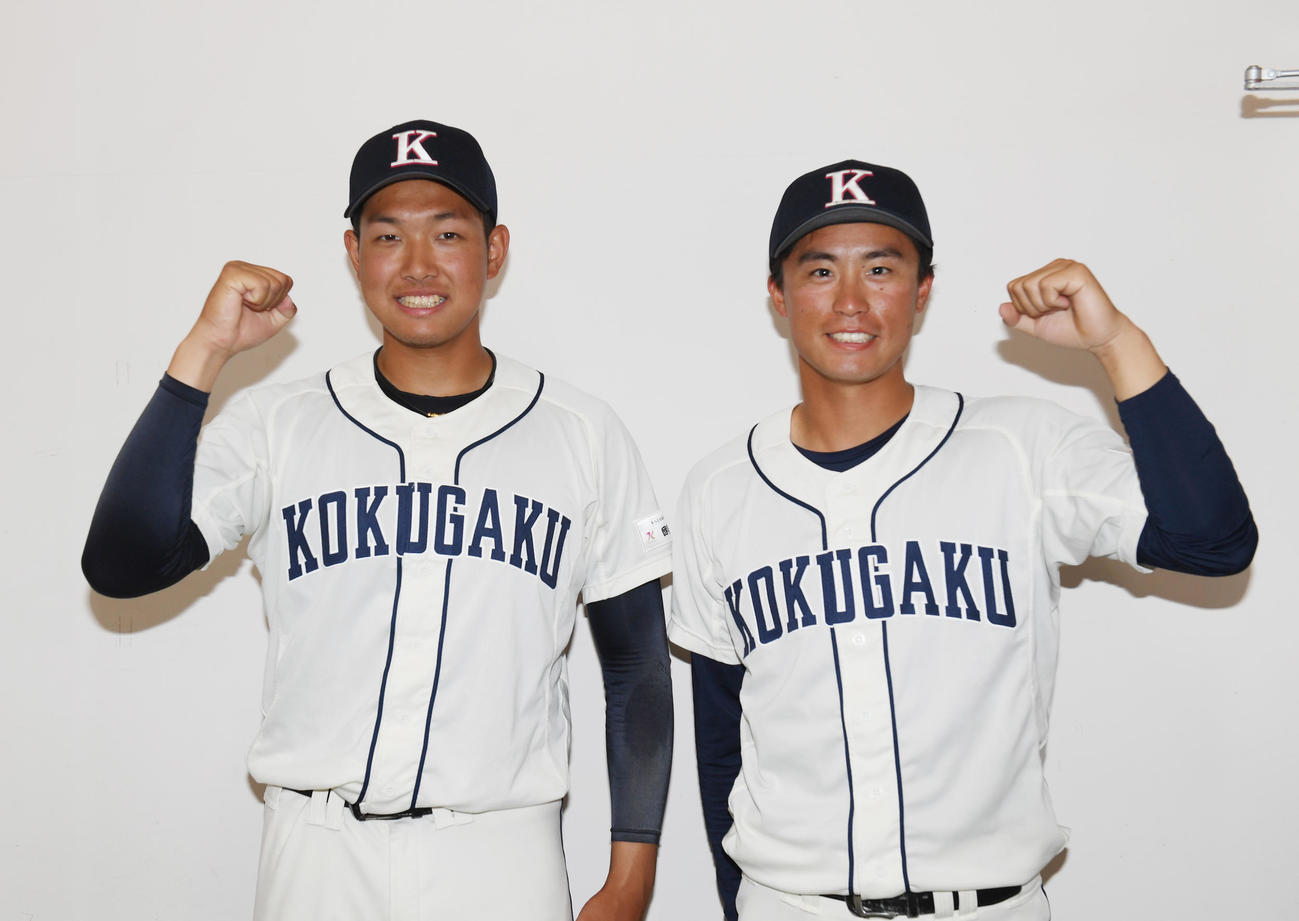 国学院大対日大　国学院大・瀬崎（左）と代打本塁打の山村航大はガッツポーズする（撮影・柴田隆二）