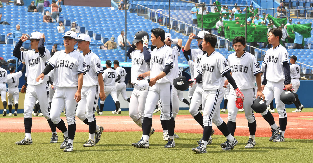亜大対中大　タイブレーク10回で敗れた中大ナイン（撮影・柴田隆二）
