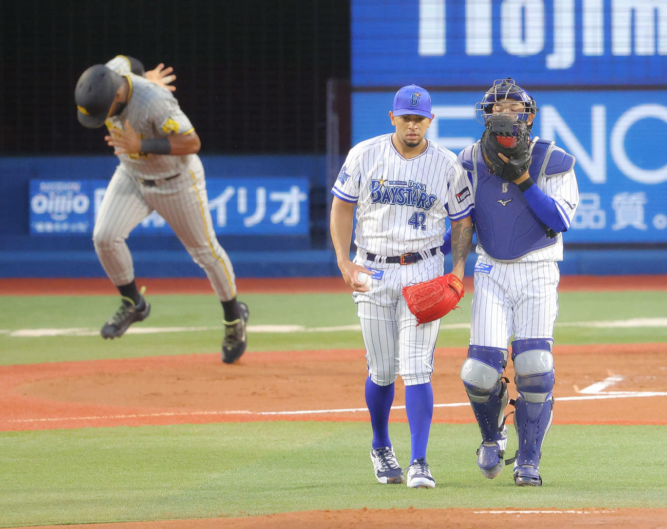 DeNA対阪神　1回表阪神2死一、三塁、阪神ロハス（左）に四球を与え満塁となり、言葉を交わすロメロ（中央）と山本（撮影・河田真司）