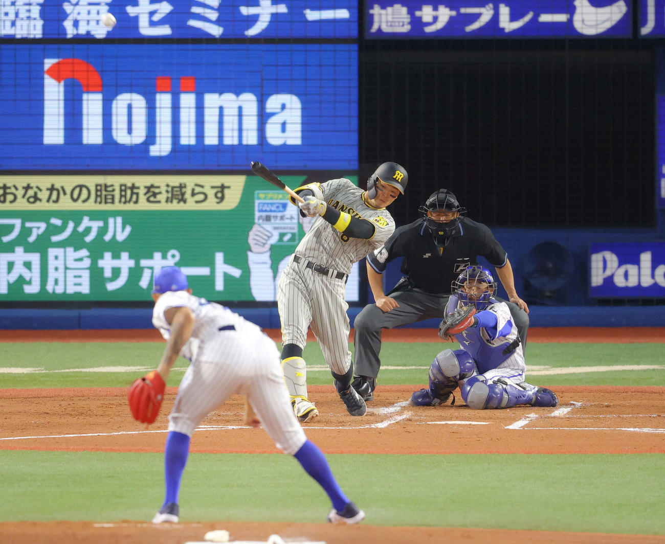 DeNA対阪神　2回表阪神2死、右越えソロ本塁打を放つ佐藤輝。投手ロメロ（撮影・河田真司）
