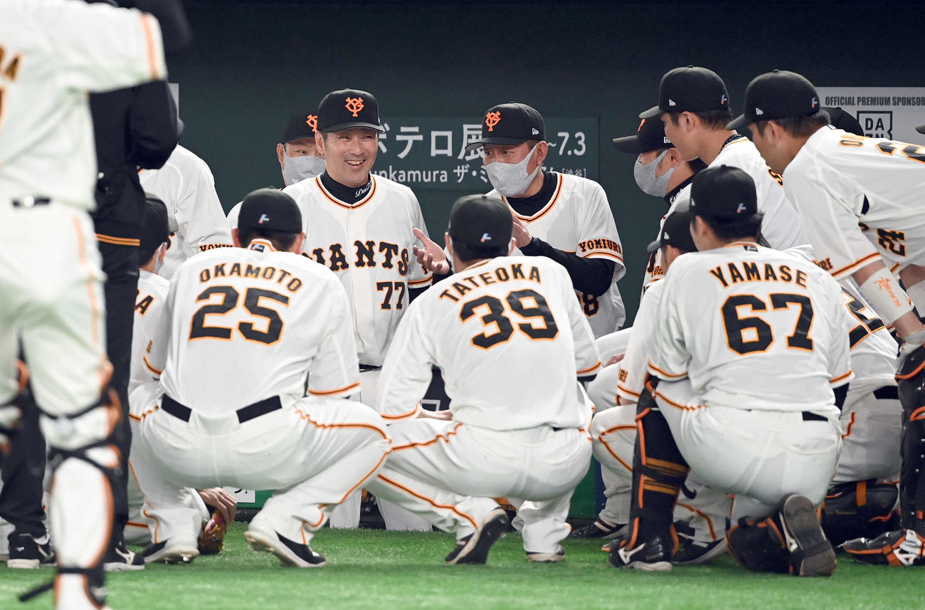 巨人対広島　試合前の円陣で選手を鼓舞する金杞泰1軍打撃コーチ（撮影・たえ見朱実）