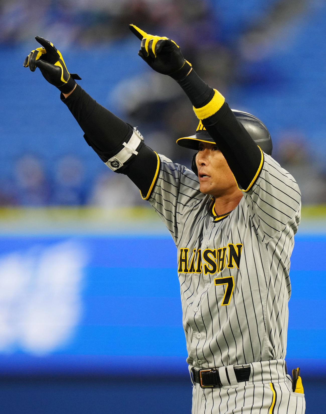 DeNA対阪神　1回表阪神2死満塁、三塁への適時内野安打を放ちポーズを決める糸井（撮影・横山健太）