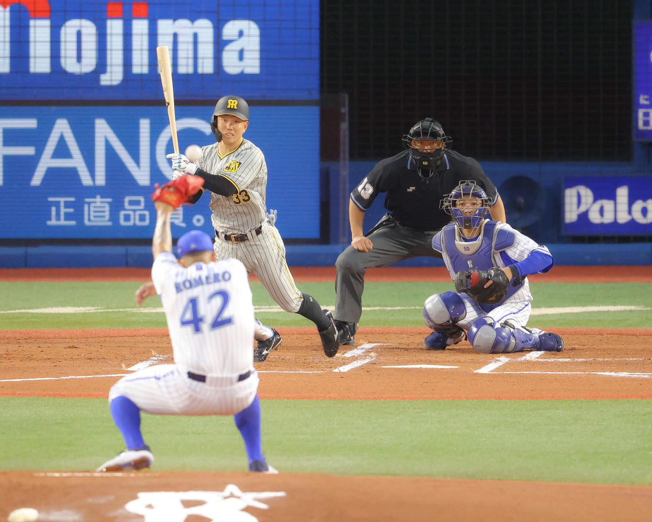 DeNA対阪神　1回表阪神2死満塁、中前適時打を放つ糸原。投手ロメロ（撮影・河田真司）