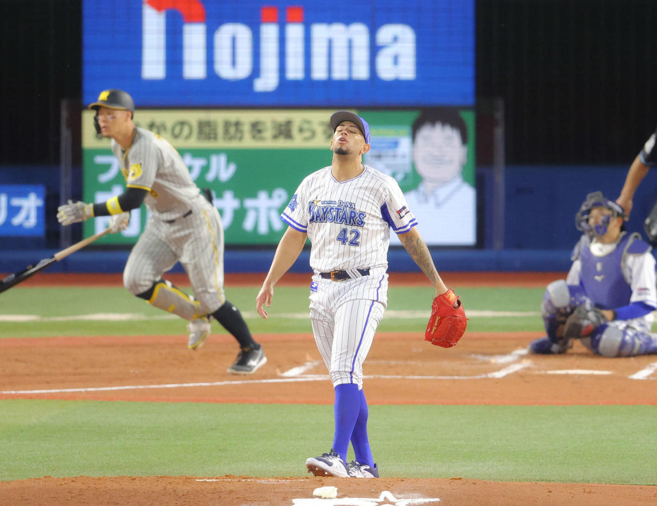 DeNA対阪神　2回表阪神2死、佐藤輝（左）に右越えソロ本塁打を許すロメロ（撮影・河田真司）