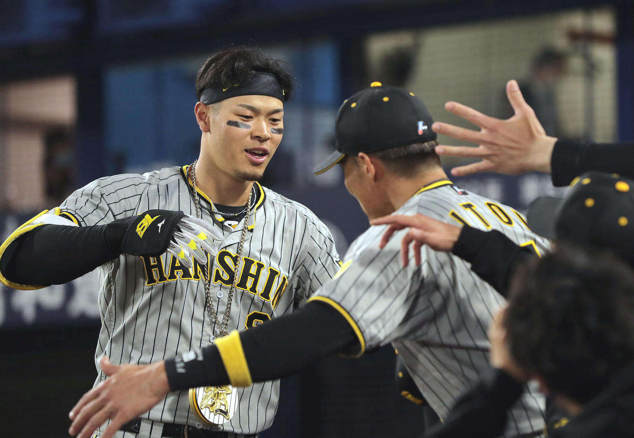 2回表阪神2死、右越え本塁打を放ち、迎えた糸井（右）とパフォーマンスする佐藤輝（撮影・前田充）