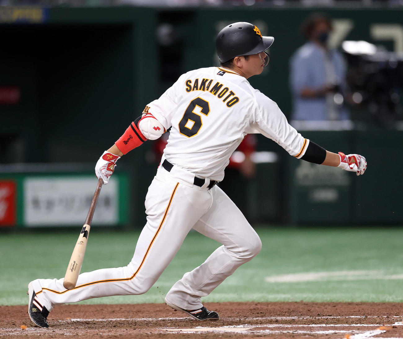 巨人対広島　6回裏巨人2死、内野安打を放つ巨人坂本（撮影・狩俣裕三）
