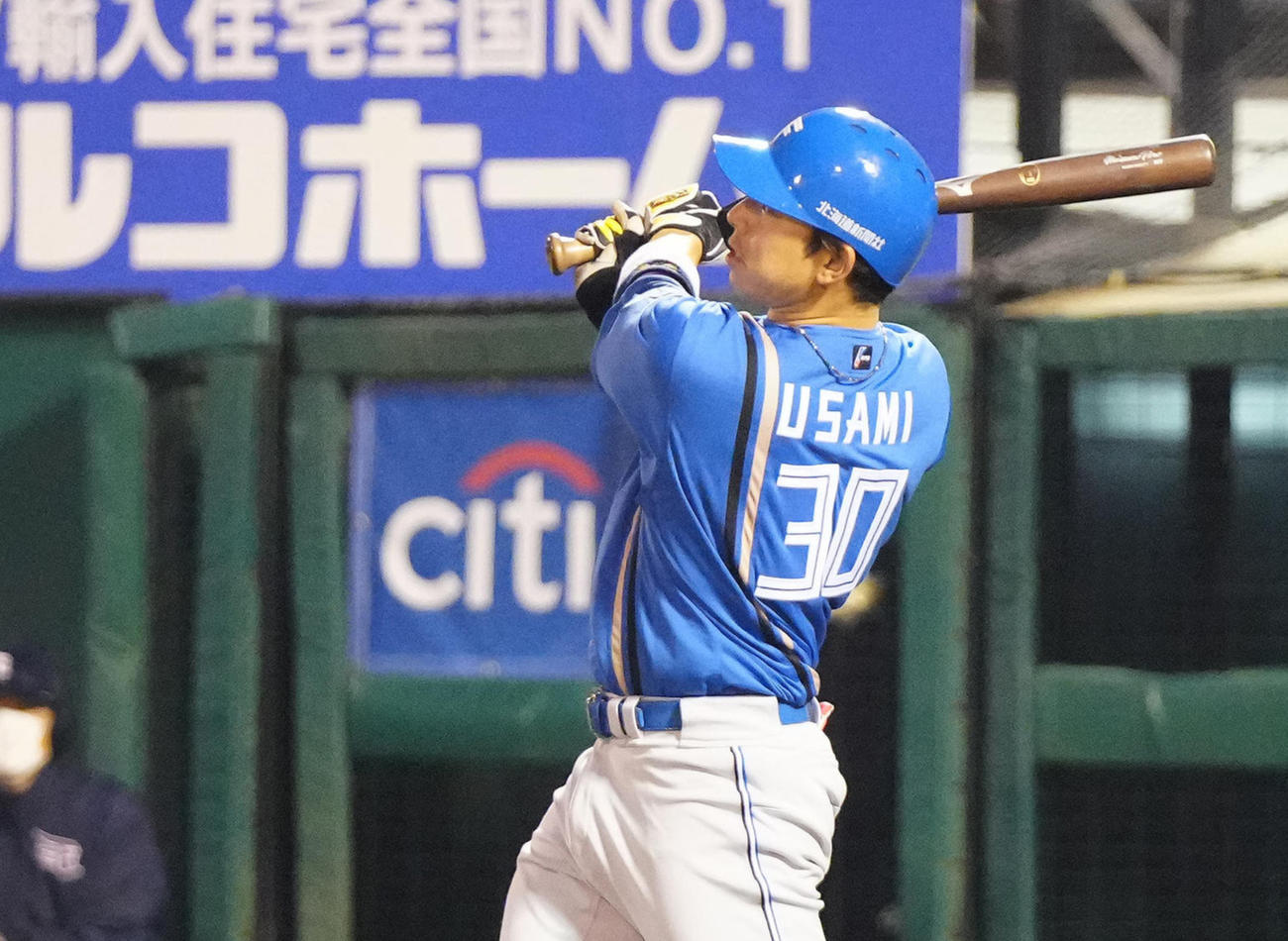 2回表日本ハム2死一塁、右越えに先制2点本塁打を放つ宇佐見（撮影・江口和貴）