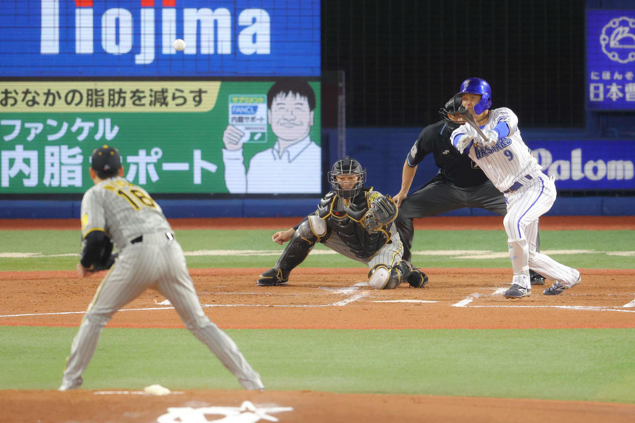 DeNA対阪神　2回裏DeNA無死一、二塁、中前打を放つ大和。投手西勇（撮影・河田真司）